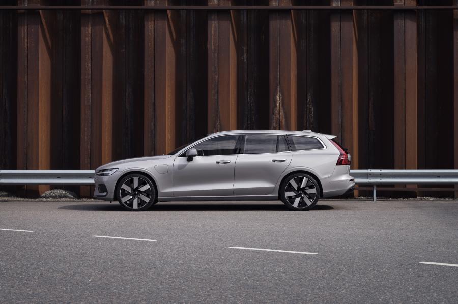  Volvo V60 T8 Recharge AWD Inscription 2021 года  (WW) (фото 1 из 9)